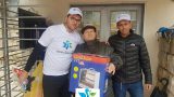 תמונה שמתנדב פיד ישראל מעניק מפזר חום לניצול שואה